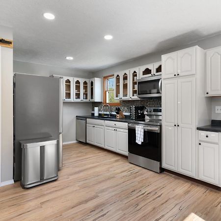 Spacious Cabin Near Hocking Hills And Caves With Hot Tub And Firepit Laurelville Екстер'єр фото