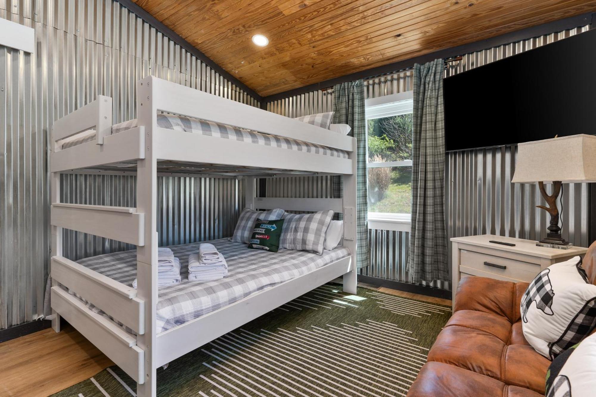 Spacious Cabin Near Hocking Hills And Caves With Hot Tub And Firepit Laurelville Екстер'єр фото